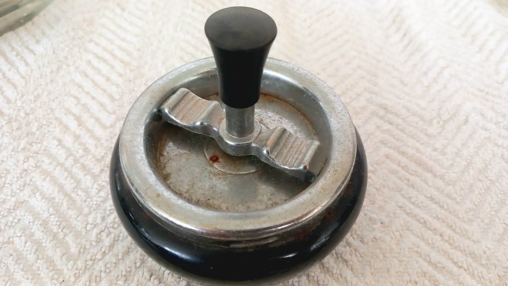 5 cinzeiros e termómetro de ambiente  vintage  (valor do conjunto)