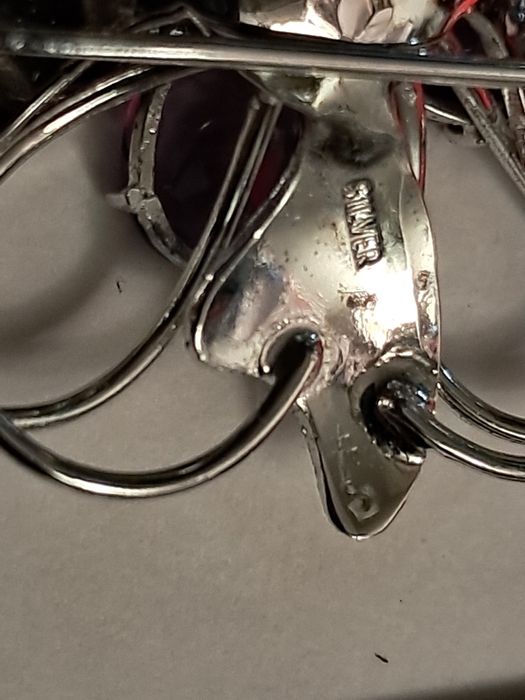 Брошка з камінням