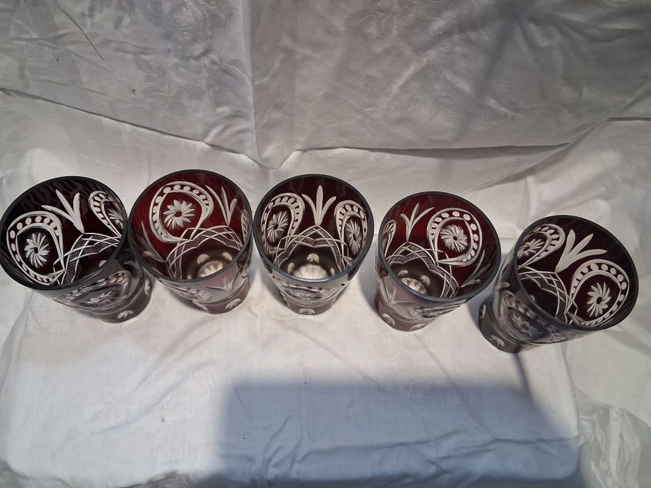 Szklaneczki, kieliszki z rubinowego szkla