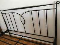 Cama de Casal em ferro em preto sóbria e bonita em excelente estado