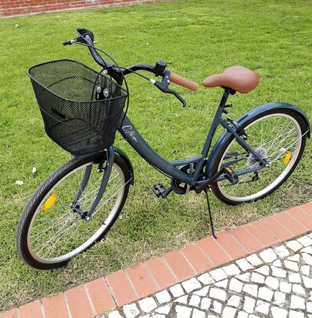 Bicicleta cinzenta de cidade