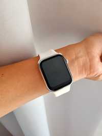 Srebrny Smartwatch na białym pasku