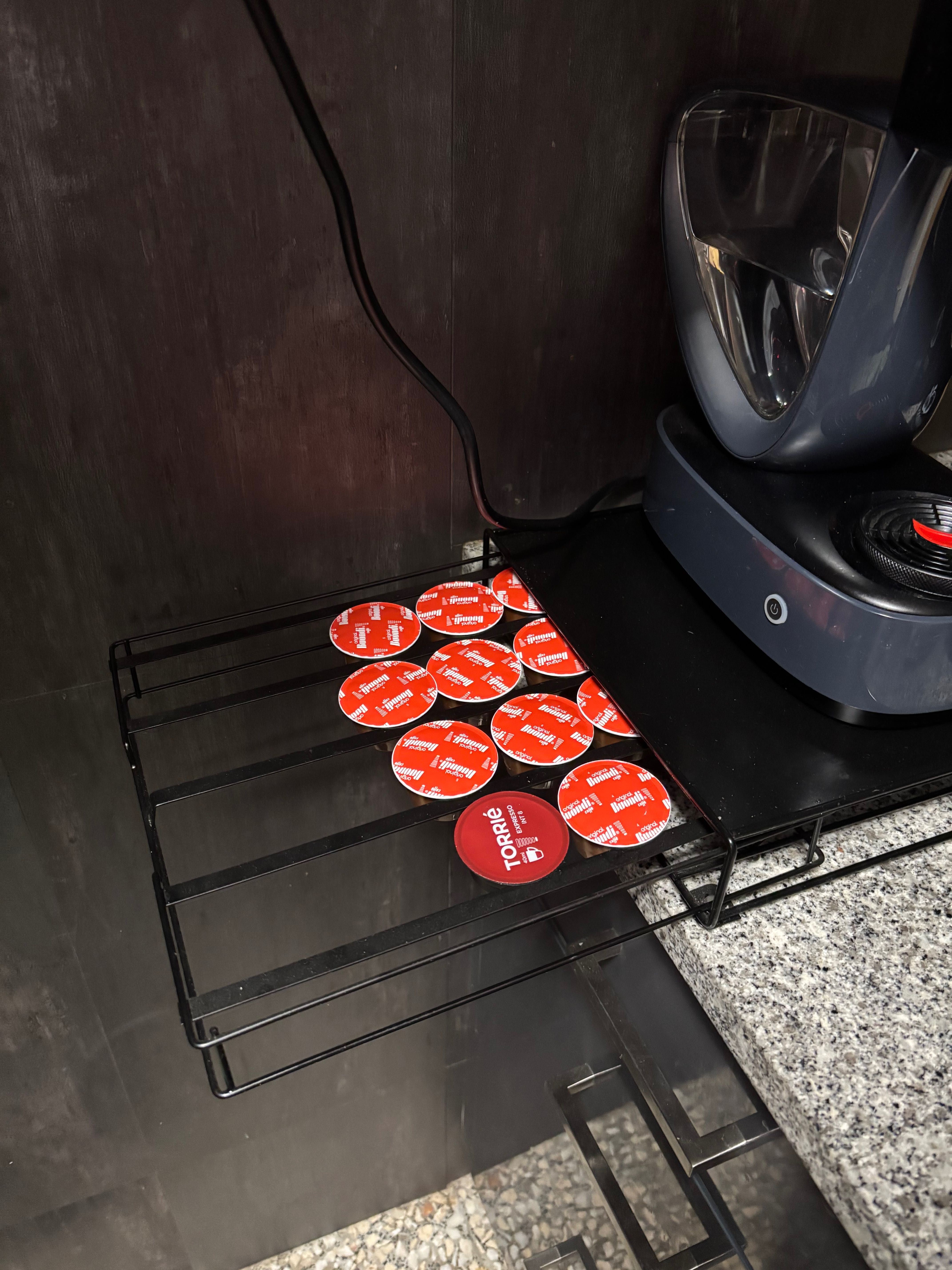 Máquina de café Dolce Gusto com oferta de porta-capsulas