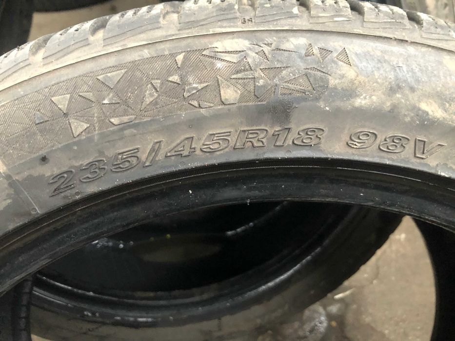 235/45R18 Dwie używane opony zimowe Nexen