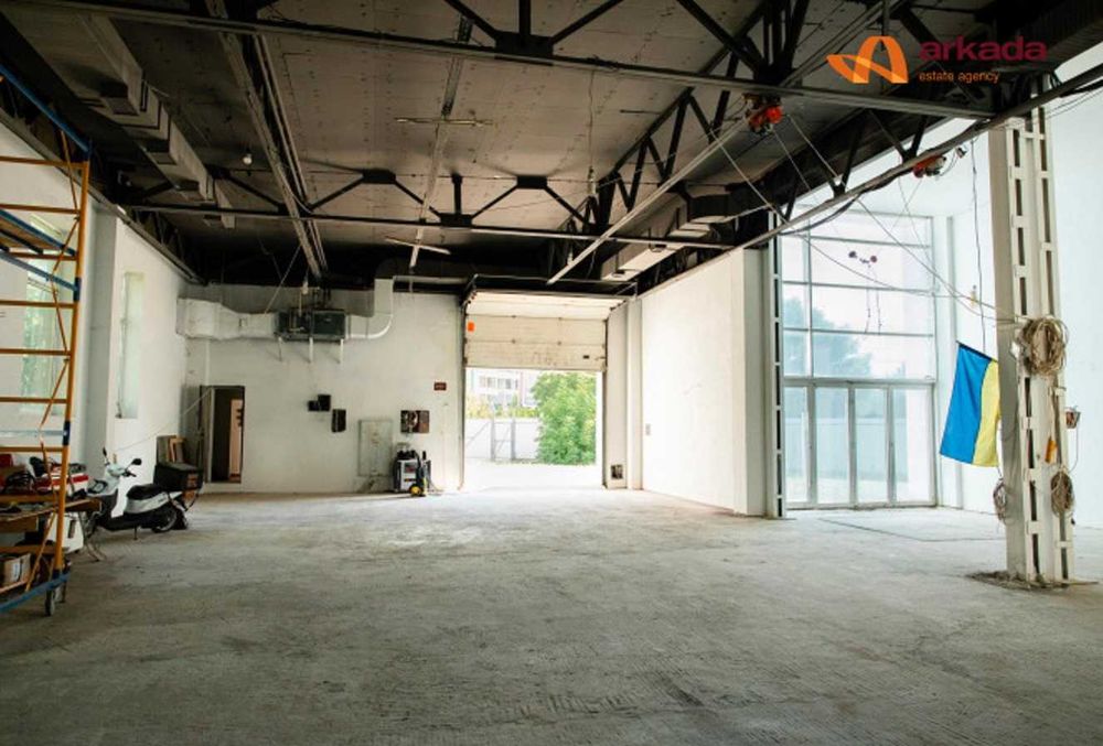 Просторе комерційне приміщення по вул. Євгена Коновальця