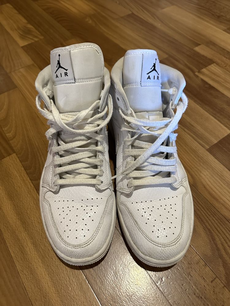Кросівки Nike Air Jordan 1 Mid Triple White оригінал