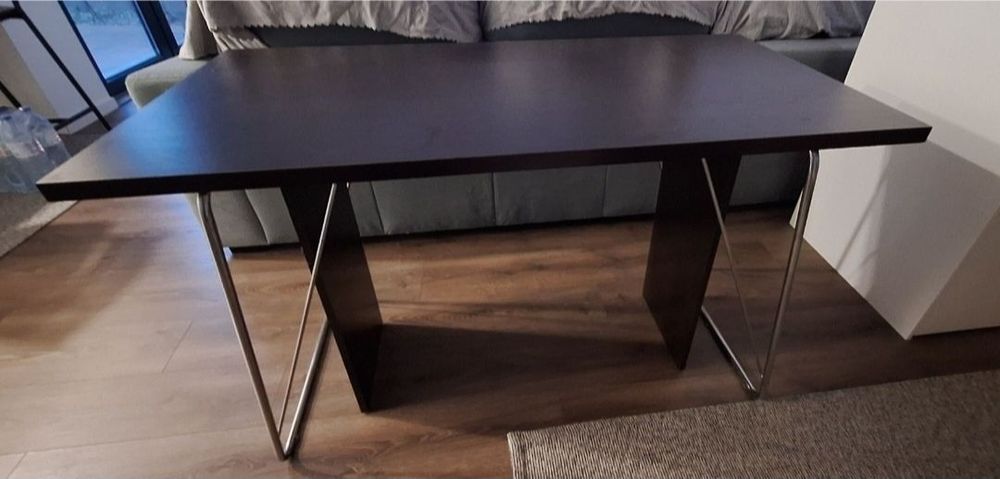 Mesa castanha escuro