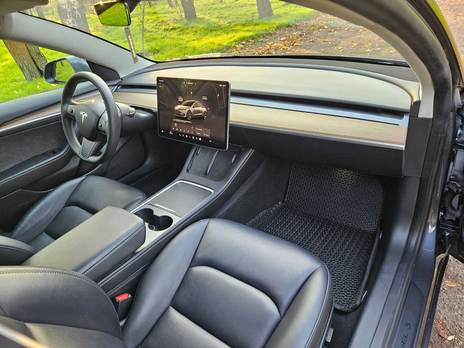 Продам Tesla Model 3  2023р. у відмінному стані