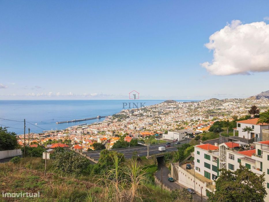 Terreno com Vista Mar no Funchal - 2.050m²