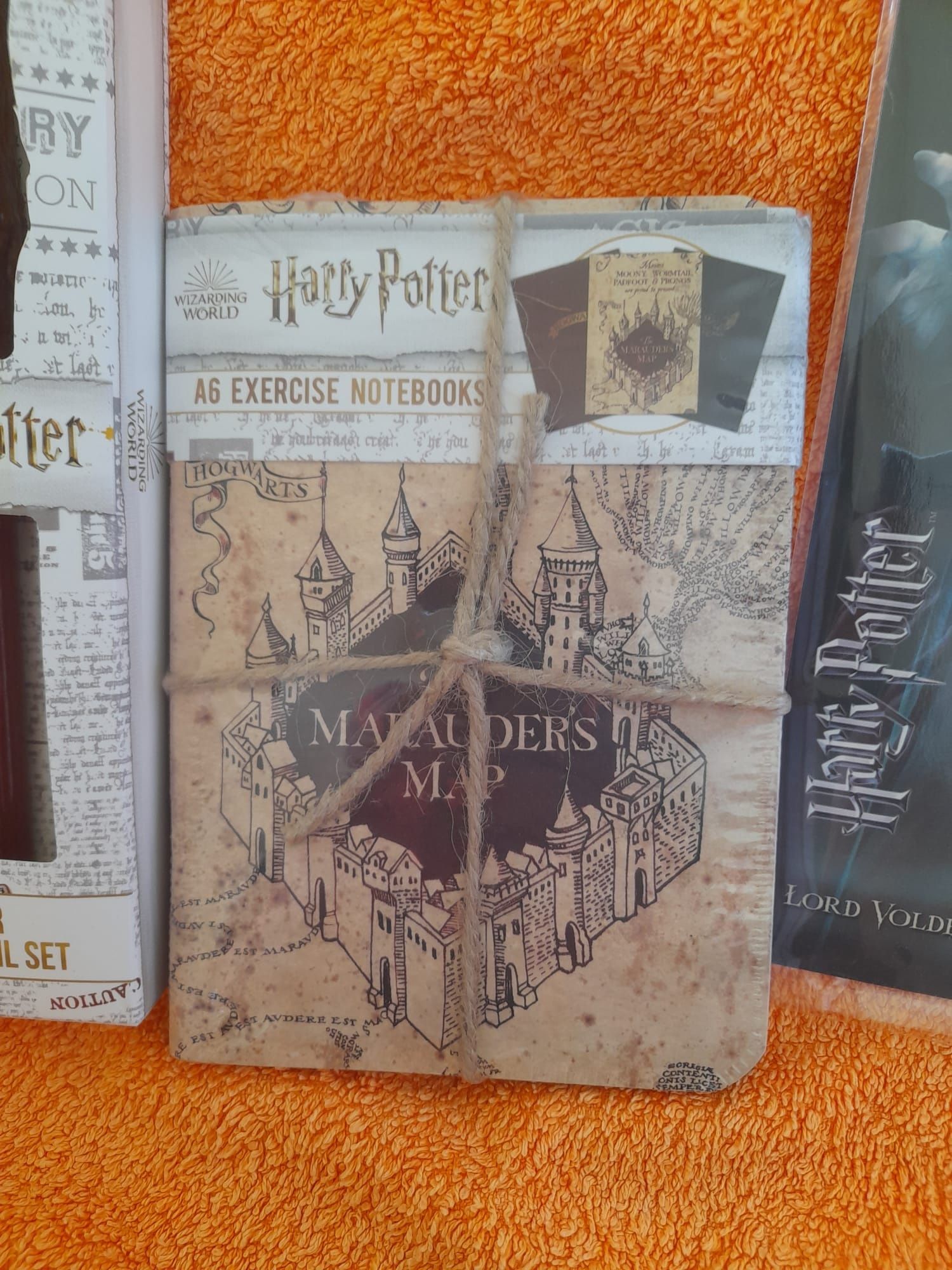 Conjunto 3 cadernos, 2 canetas varinha e 1 lápis varinha Harry Potter