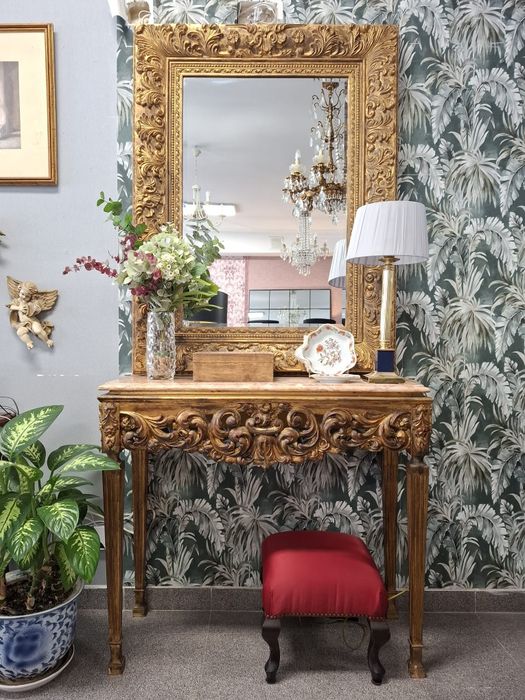 Coniunto de consola antiga com espelho de grande dimensão.