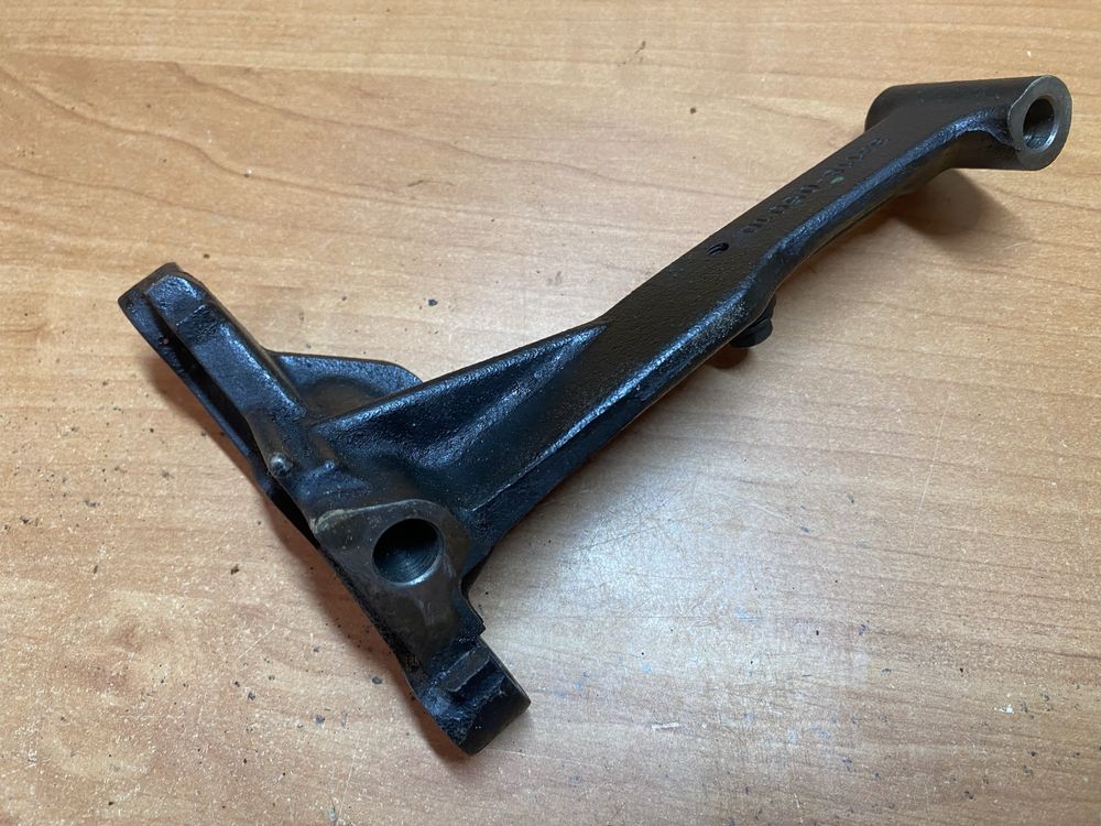 Кронштейн опора двигателя toyota 2.2 d4d 33118-05010