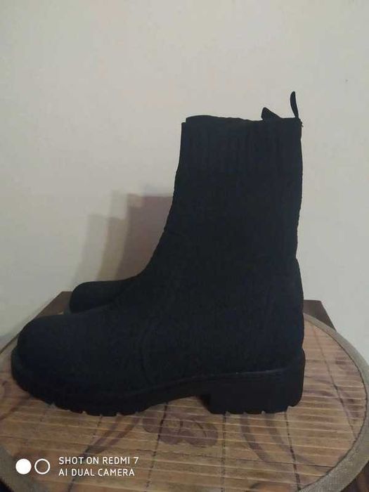 Czarne botki z elastyczną cholewka  BDB  r. 38,5