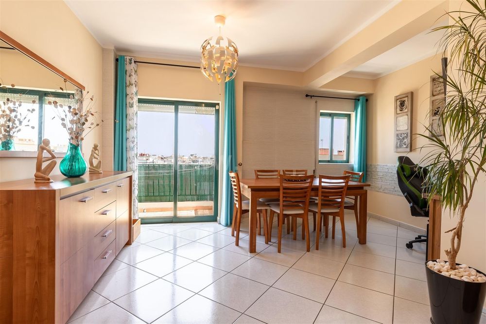 Vendo mesa de sala com 6 cadeiras de cerejeira verdadeira e aparador