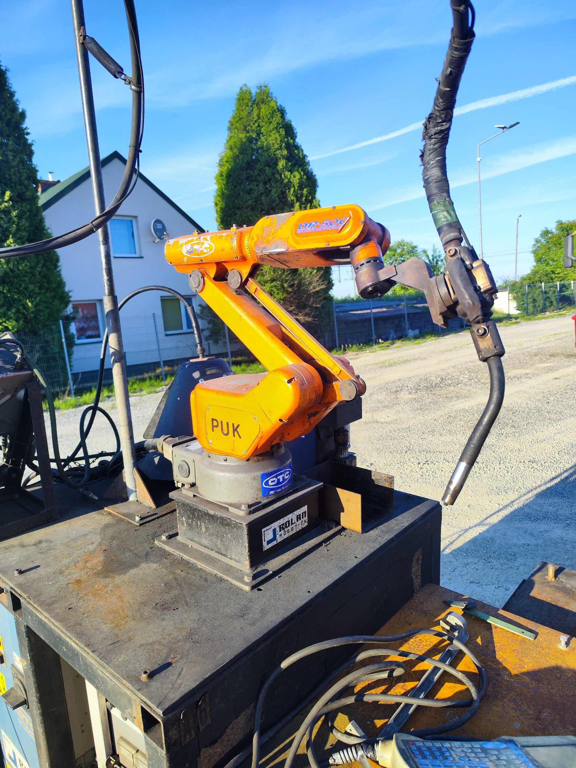 Robot spawalniczy ze stanowiskiem pracy