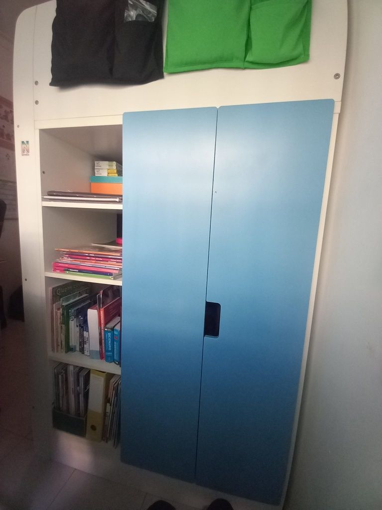 Cama individual do IKEA com roupeiro