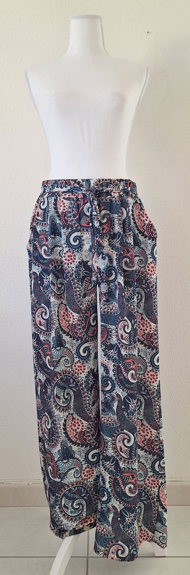 Calça multicolorida (Le Mode)