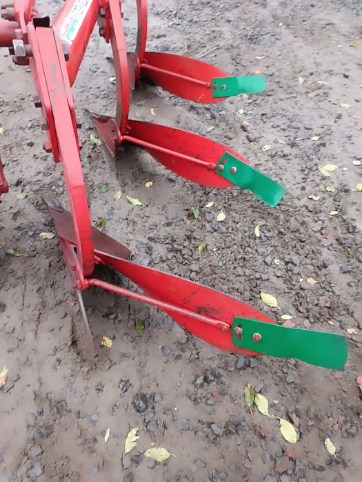 Продам плуг Кварделен 12  3 корпусний привезений з Європи