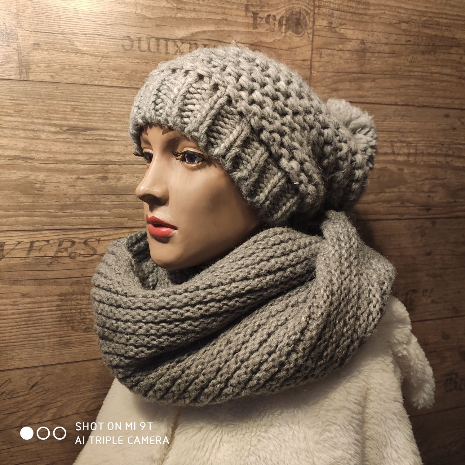 Теплый сборный комплект шапочка шарф серый пудровый