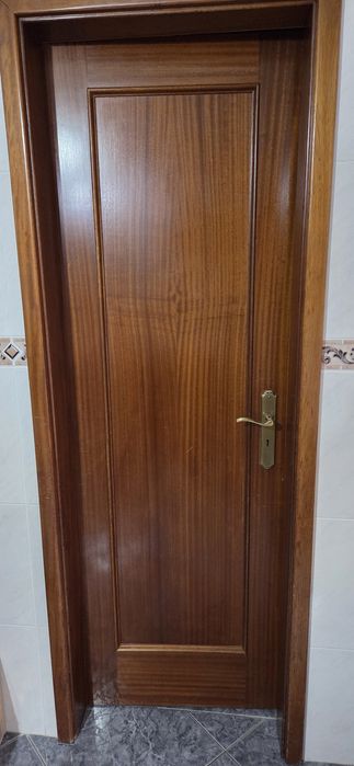 Porta interior em madeira em excelente estado