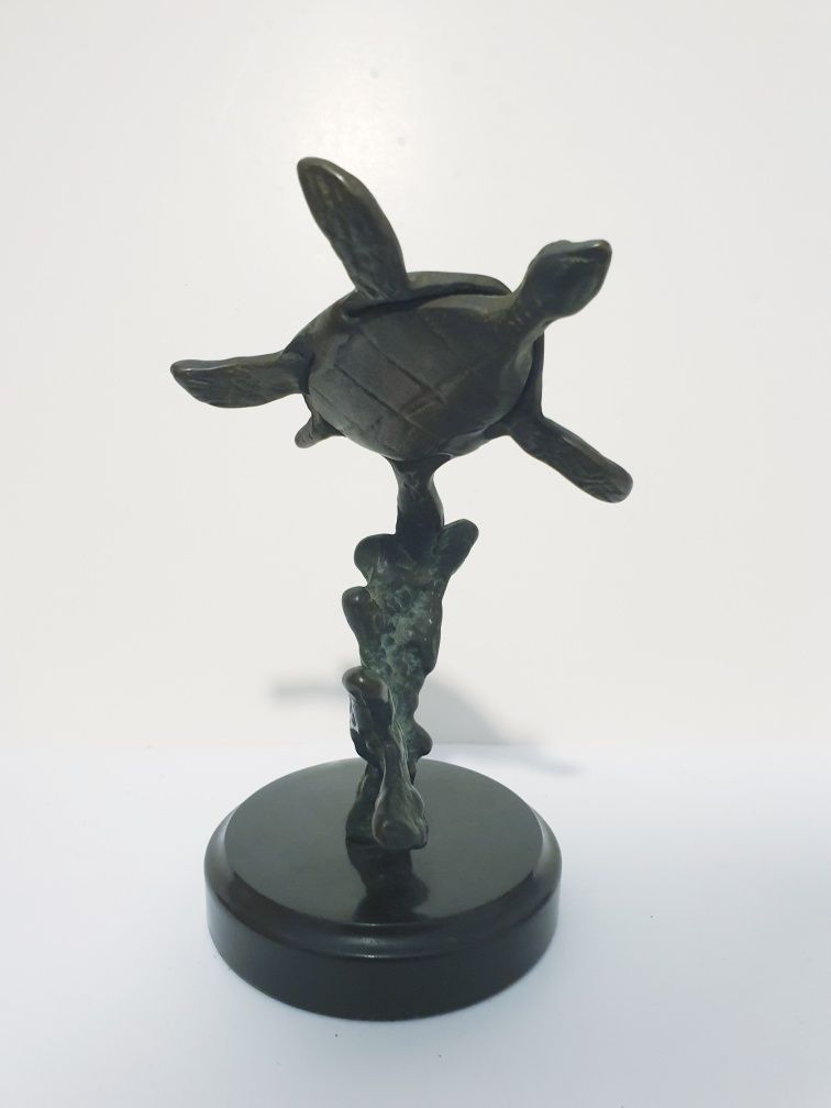 Linda antiga escultura de uma tartaruga marinha em bronze