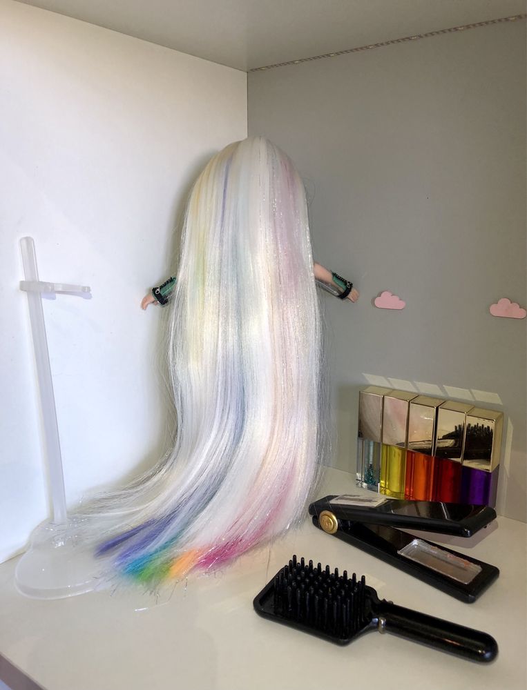Lalka Rainbow High Amaya Raine i Salon Fryzjerski Hair Studio + stojak