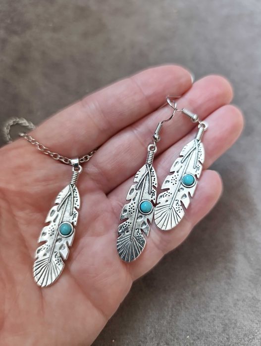 Komplet biżuterii w kolorze srebrnym wzór pióra