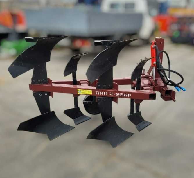 Плуг оборотний з предплужниками 2-25