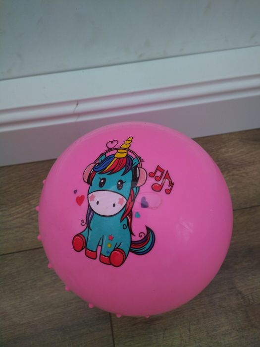 М'яч з єдинорогом