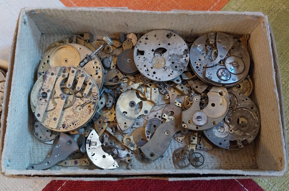 Caixa / lote Relojoeiro com centenas de peças relógios