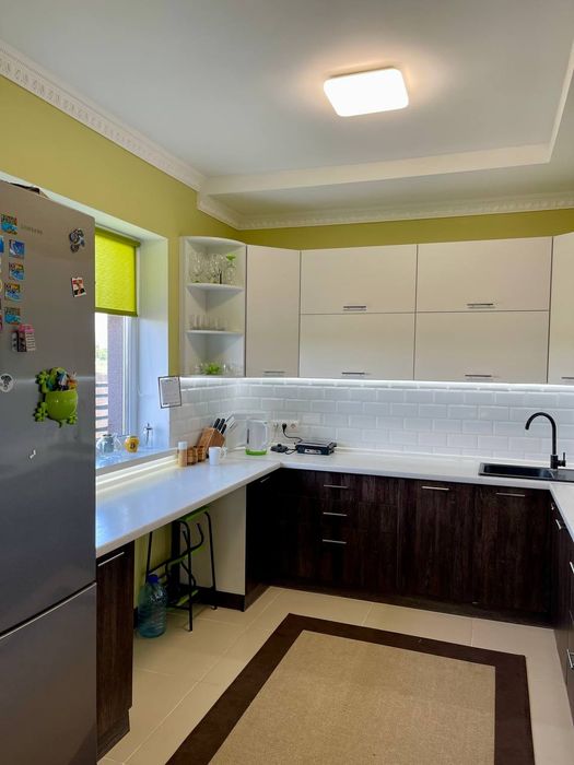 Продається двоповерховий ексклюзивний будинок в передмісті