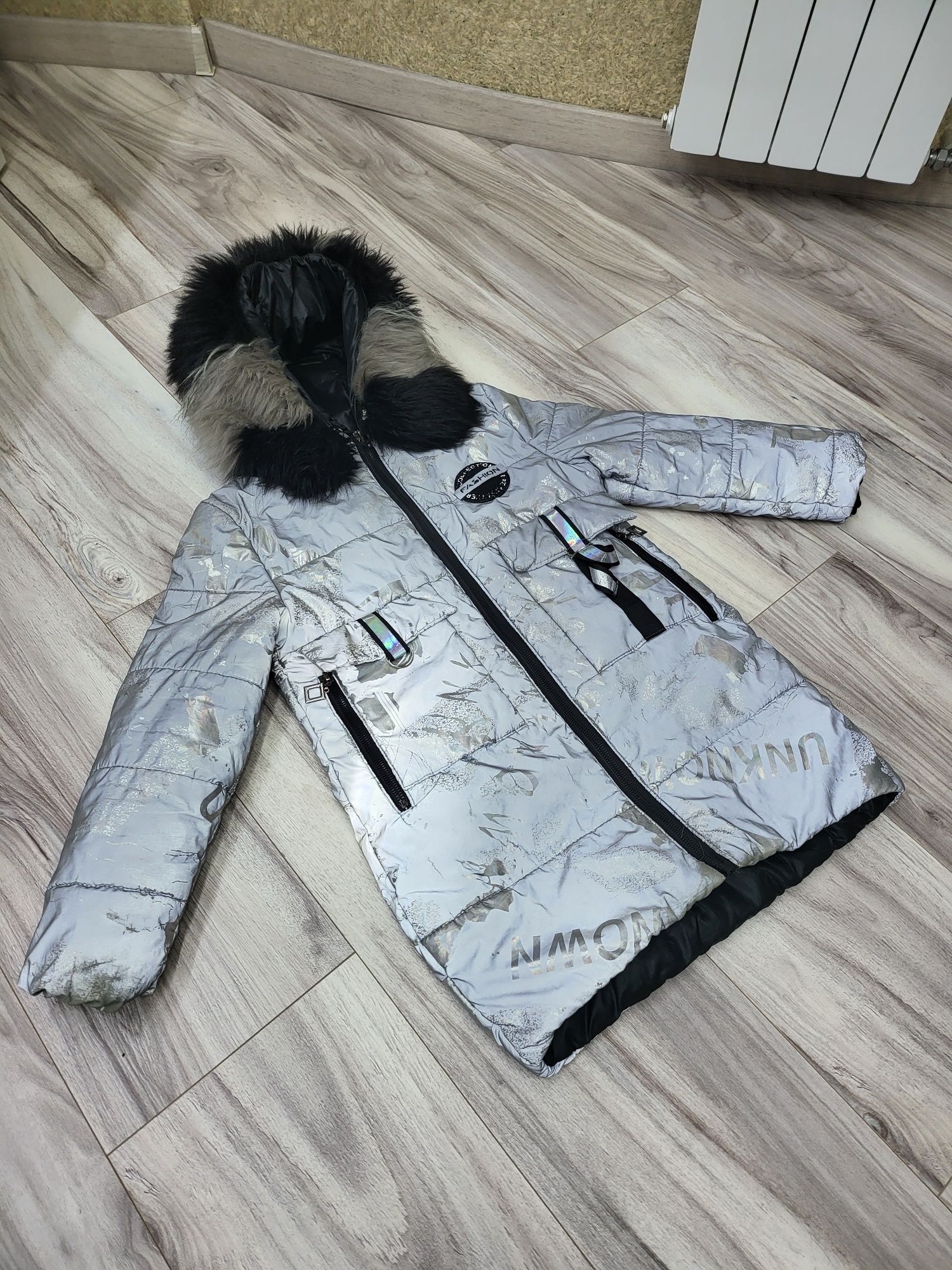 Светоотражающая зимняя курточка для девочки на меху 152 размер

Размер