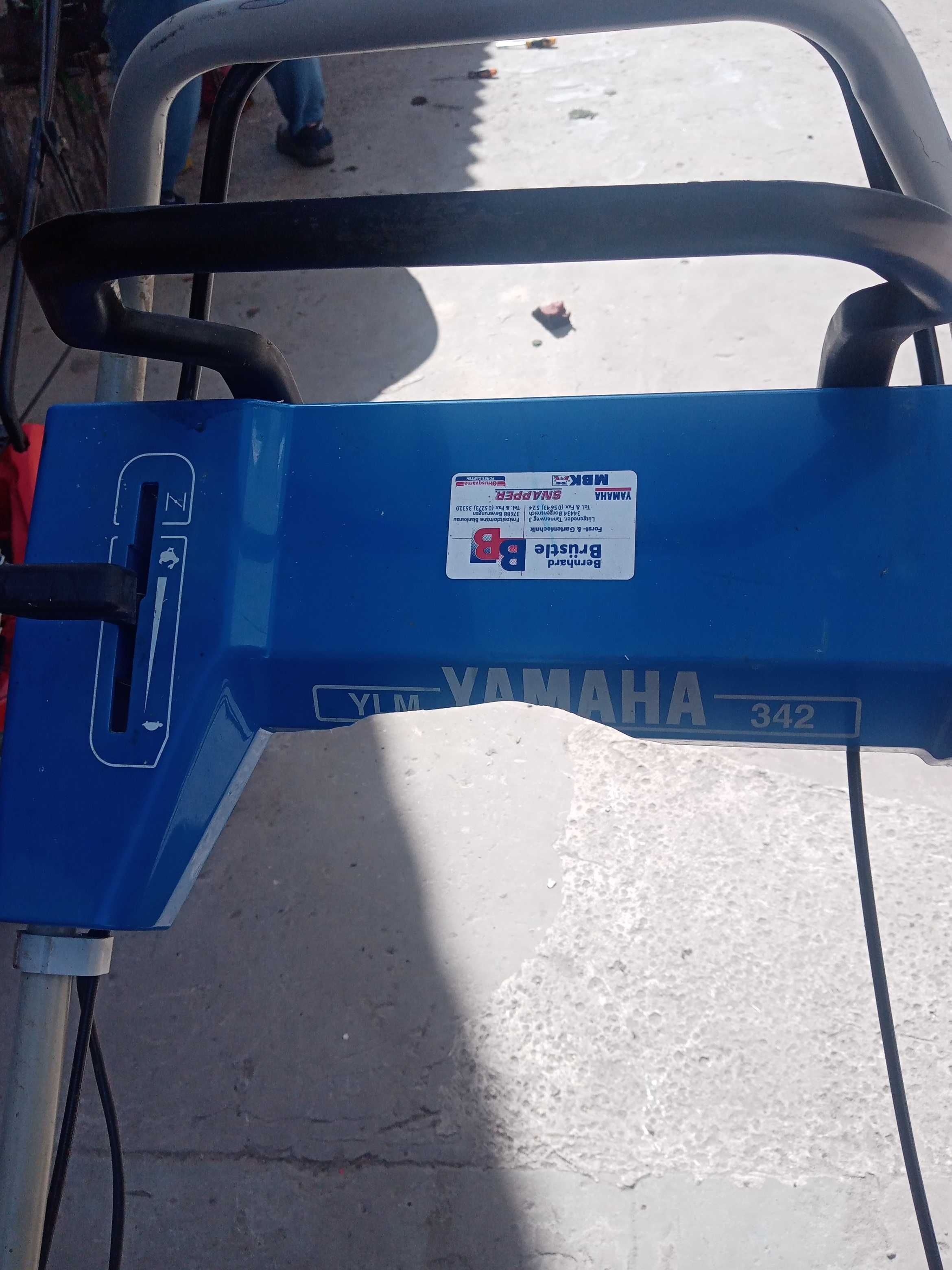 Бензинова, самохідна газонокосарка Yamaha.