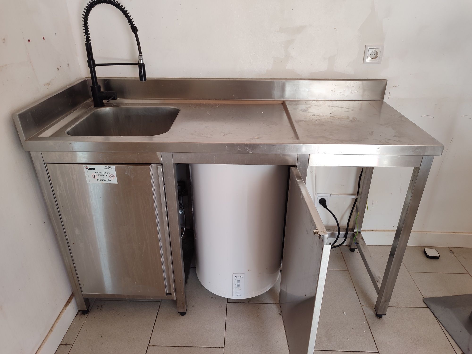 Bancada lavatório inox com duas portas