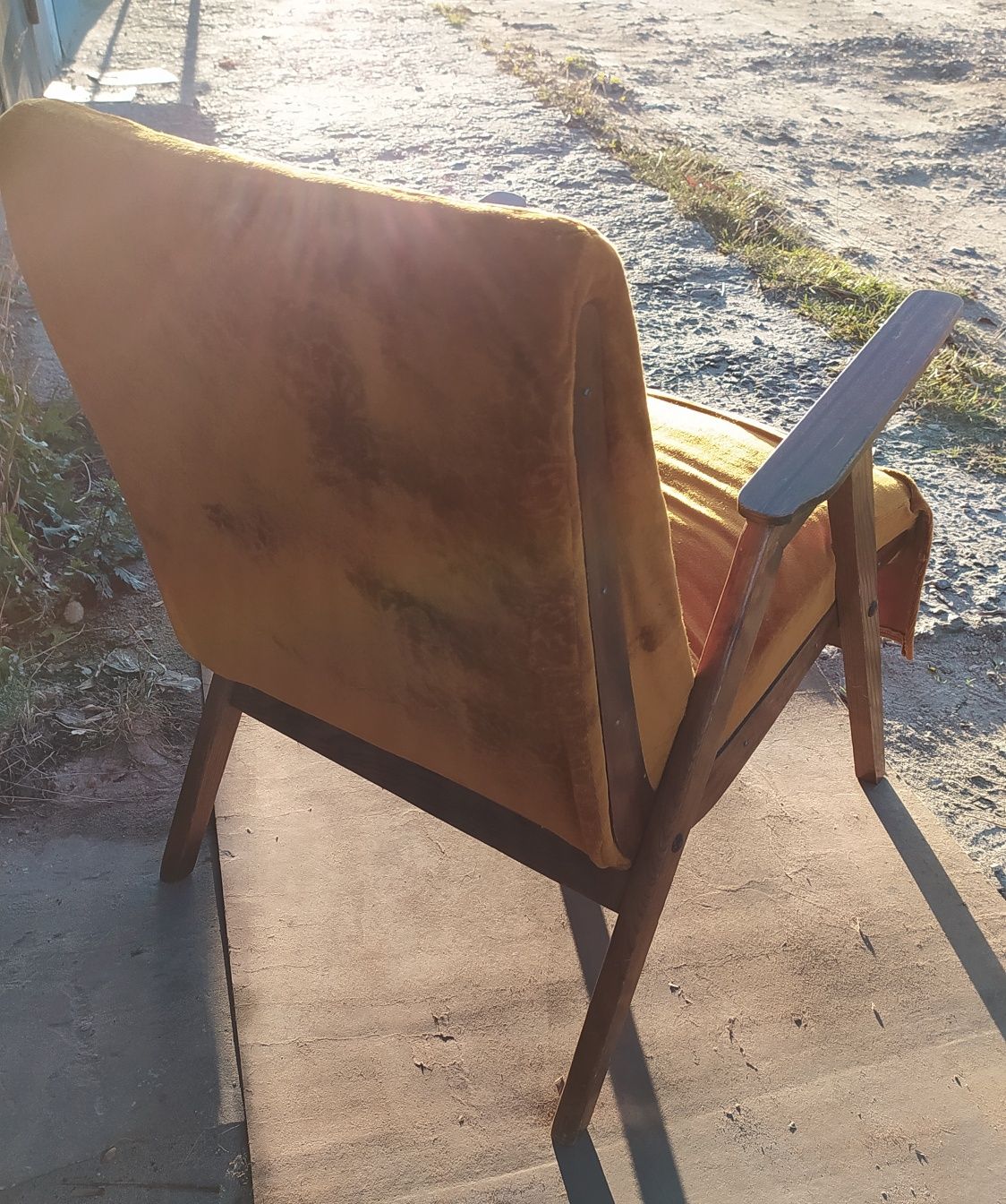 Кресло мягкое деревянное, самовывоз