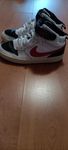 Tennis Nike brancos, pretos e vermelho