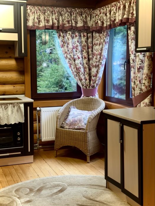 Затишний котедж на 6-8 гостей с гарним розташуванням біля лісу