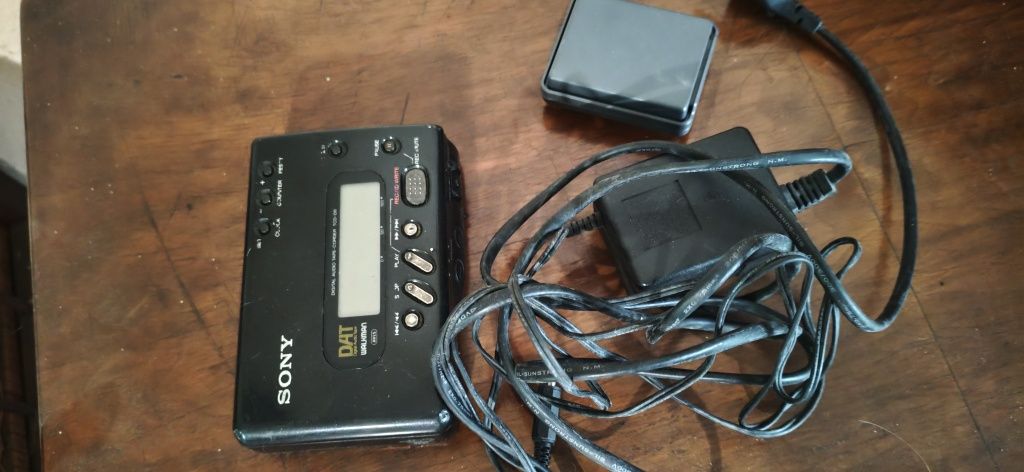 Sony DAT Walkman TCD-D7 – przenośny rejestrator DAT + zasilacz + bater