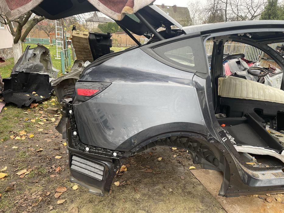 Четверть задня ліва та права, лита частина Tesla Model Y, PN01-2024