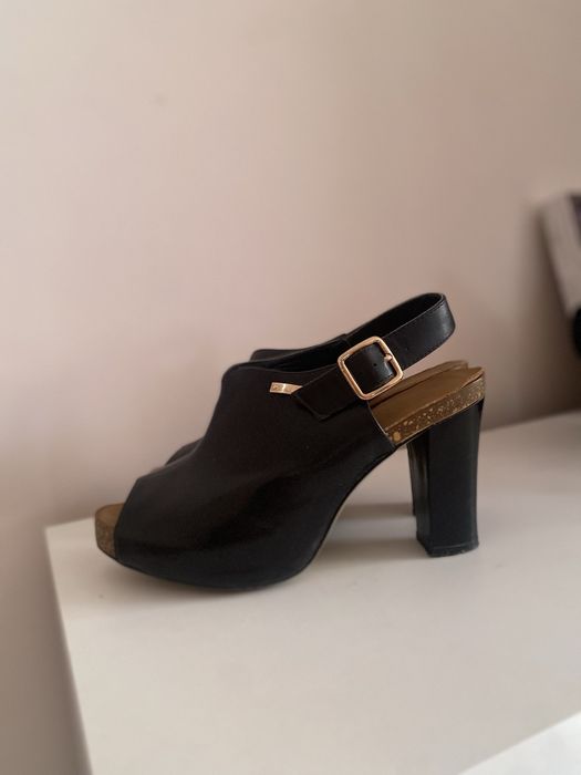 Сандалі б/в в доброму стані