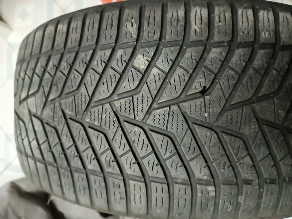 Sprzedam Opony  Tiguan zimowe 245/45R19