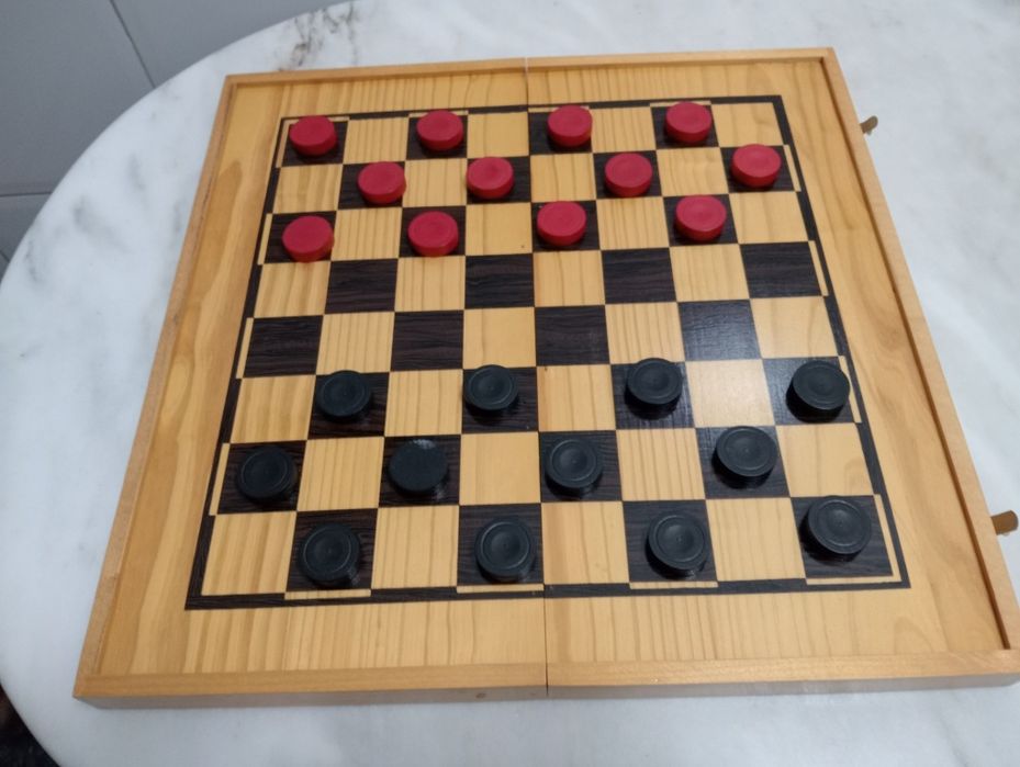 Jogo de tabuleiro em madeira  xadrez damas e gamão