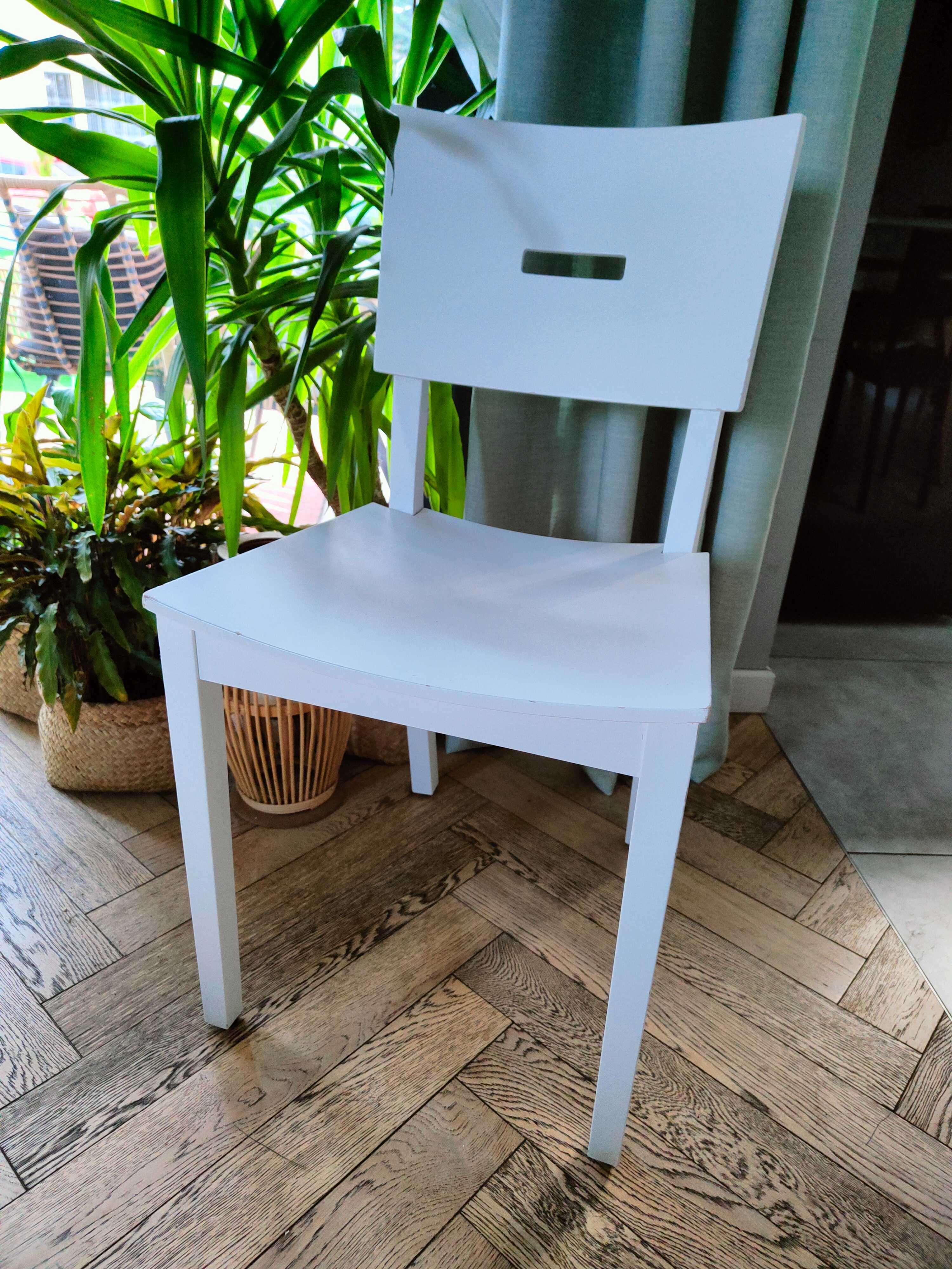 Białe krzesła Vox