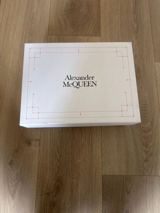 Pufełko kartonowe Alexander McQueen