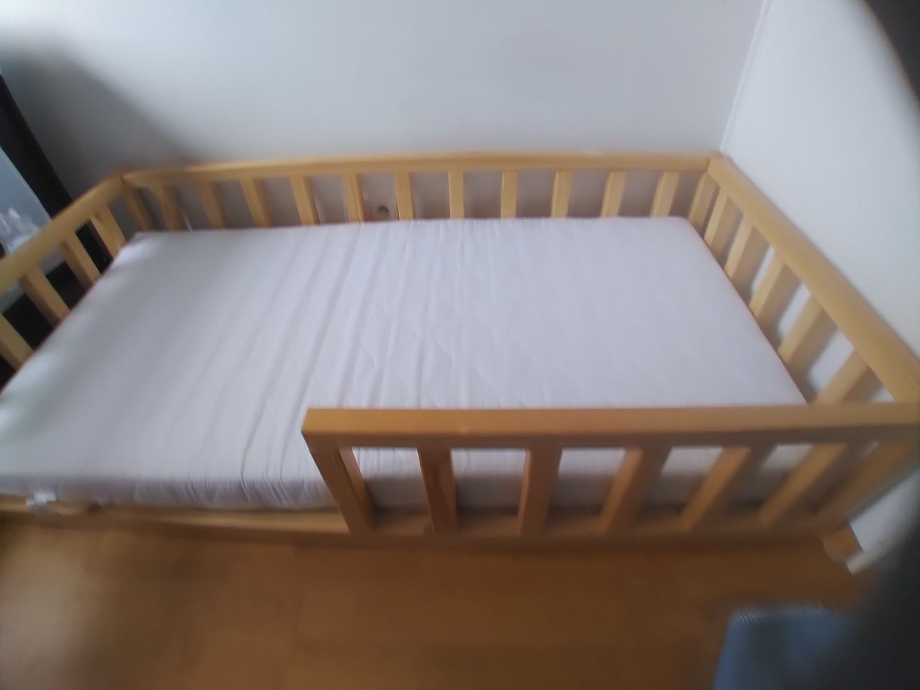 Łóżko dziecięce Montessori, niskie