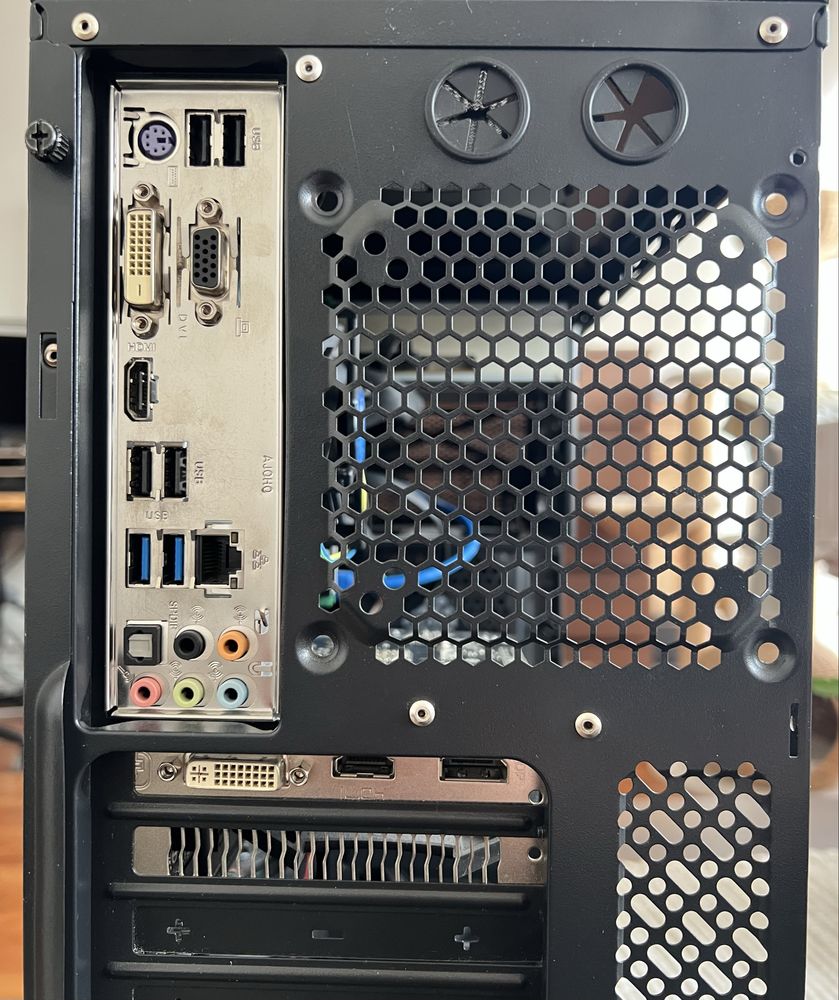 Komputer stacjonarny, dysk SSD, 8GB RAM, grafika, Windows 11, Office