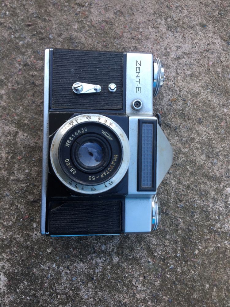 Фотокамера Zenit E с оригинальным чехлом.
