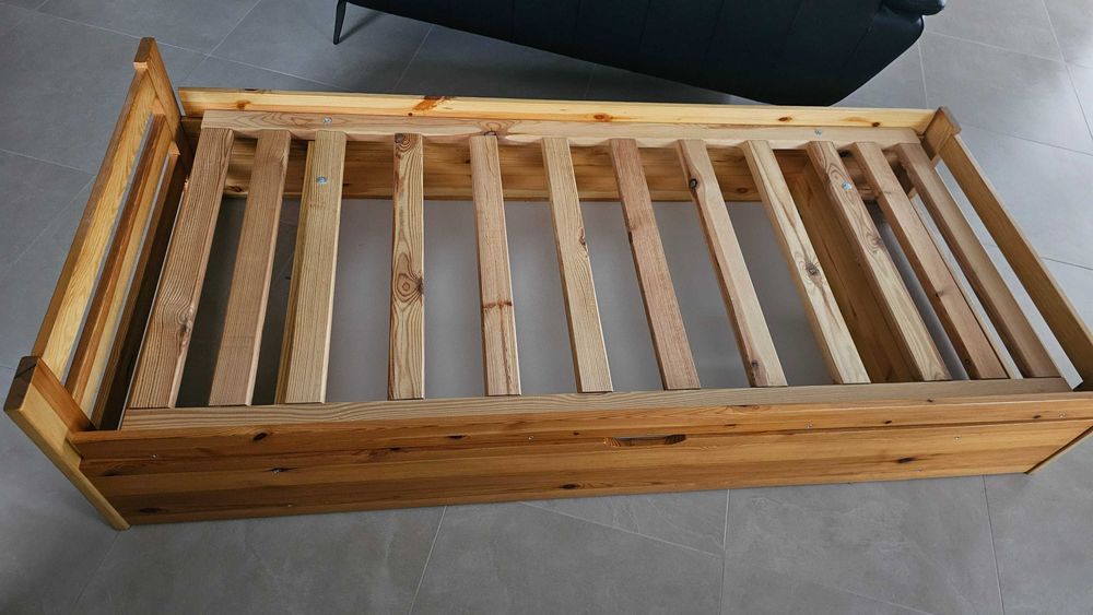 Łóżko drewniane - z pojemnikiem na pościel 95x206 cm