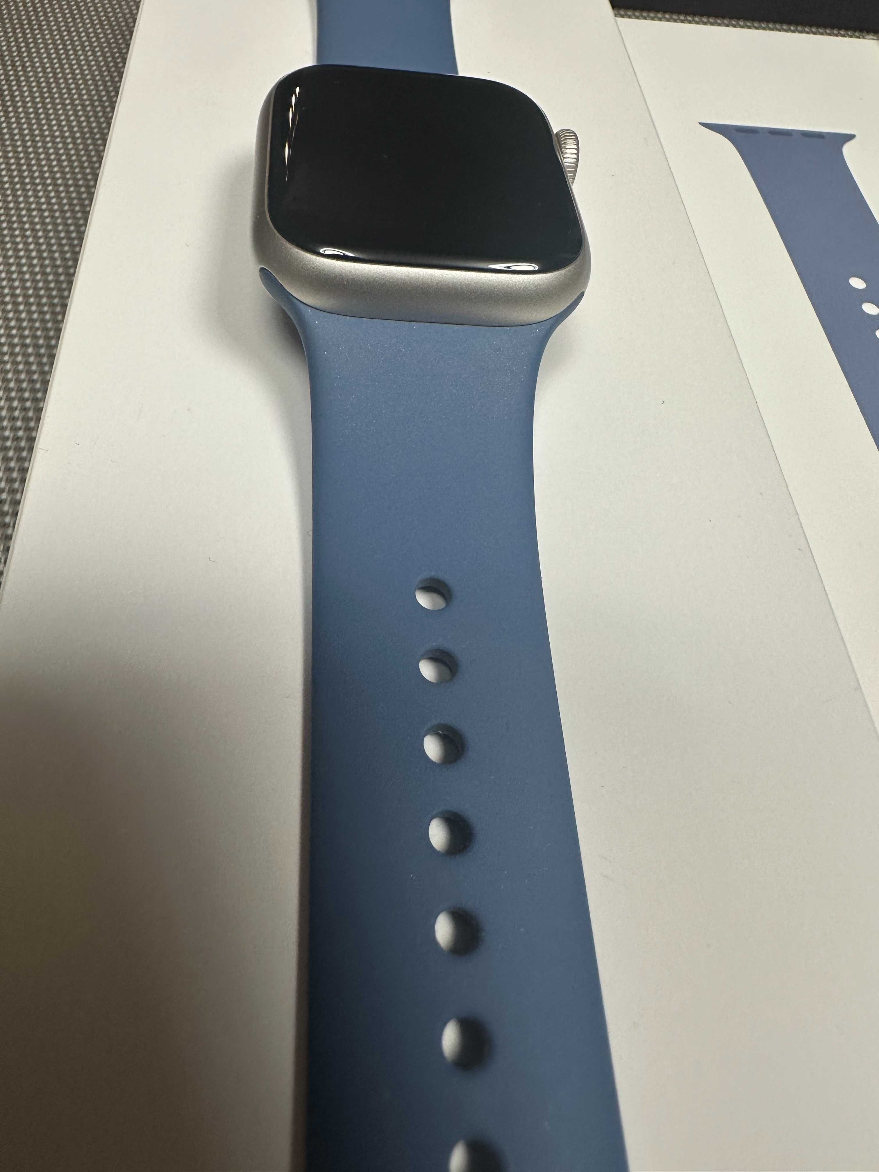 Apple Watch Series 9 41mm Starlight (złoty) z błękitnym paskiem