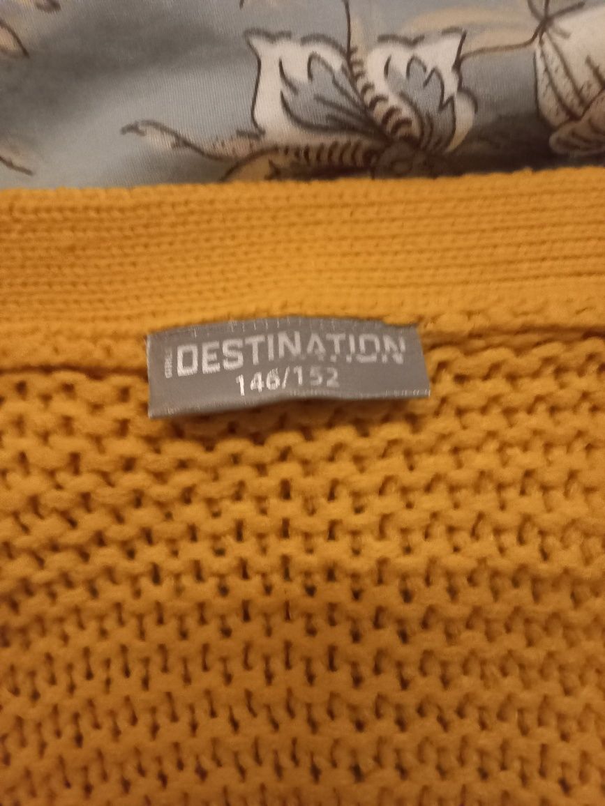 żółty sweter z kieszeniami